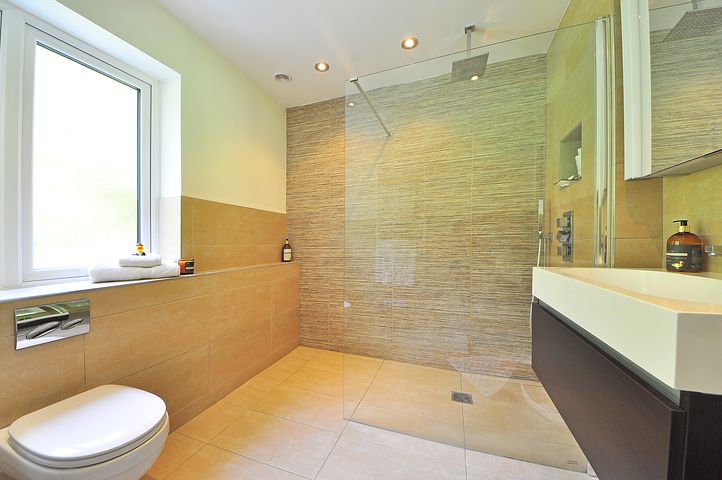 salle de bain avec vitrerie de haute qualité