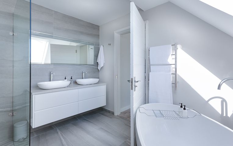 salle de bain design blanc avec menuiserie de qualité